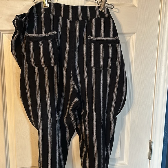 Black and white striped plus size linen Capri trouser - Picture 6 of 6